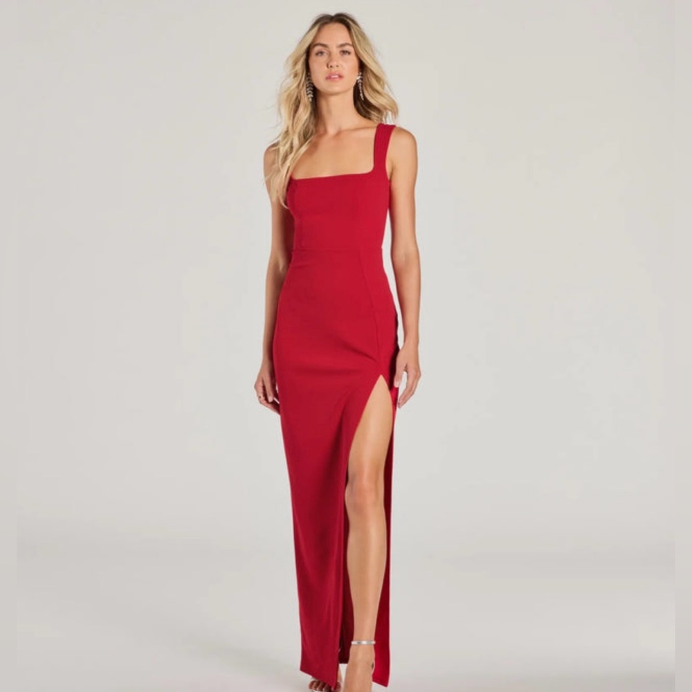 Windsor “Savannah Formal Crepe Dress”

Red formal dress perfect for weddings!